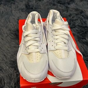 Brand new never worn. Christmas gift that didn't fit